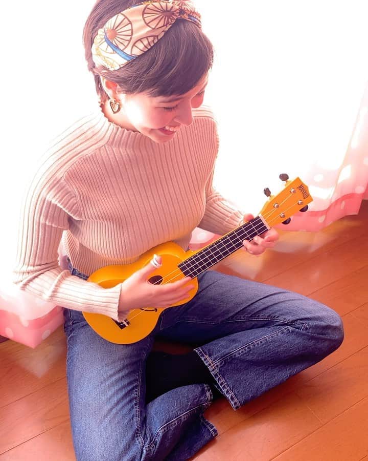 ジャスミンのインスタグラム：「話がある-足立佳奈をウクレレでカバーしてみました🎶 学校が当分なさそうなので家でのんびりウクレレの練習☺️ #cover #ukulele #外出自粛中 #だからこそ #音楽作り #資格勉強 #太もも痩せ #料理のレパートリーを増やすのを #頑張るぞ #おうち時間を楽しもう」