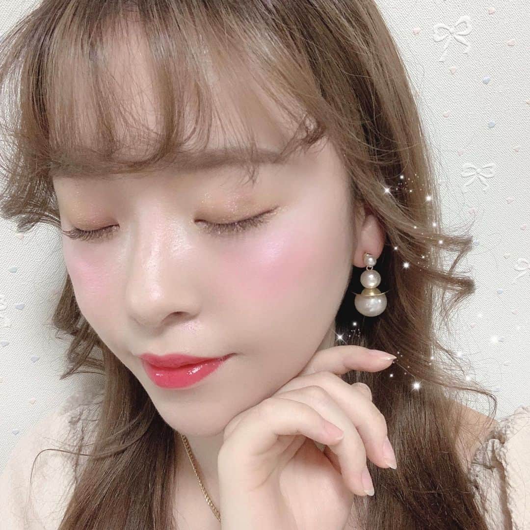 のインスタグラム：「♡ ストーリーで質問の多かった @roomx601 のピアス😍💕 . . ピアスはゴールド系で デザイン性が高いものが大好きやから 2つとも一目惚れ🥺✨ 1,4枚目がアシメデザインの 「planetary pearl pierce」で 5,6枚目が「juggling pierce」だよ〜❣️ . . フォロワーさんが早速見てくれはって イヤリングもありましたって言ってたから ピアスの穴開いてない人も 好きなデザインがないか見てみてね☺️🌈 . . . . . #ピアス #アクセサリー #イヤリング #アクセサリーショップ #ソラメイク #今日のメイク #ゴールドアクセ #ゴールドピアス #自まつ毛メイク #自まつ毛 #プチプラコスメ #コスメオタク #新作コスメ #WHOMEE #韓国コスメ #デパコス #エスポア #ツヤ肌 #pr #roomx601」