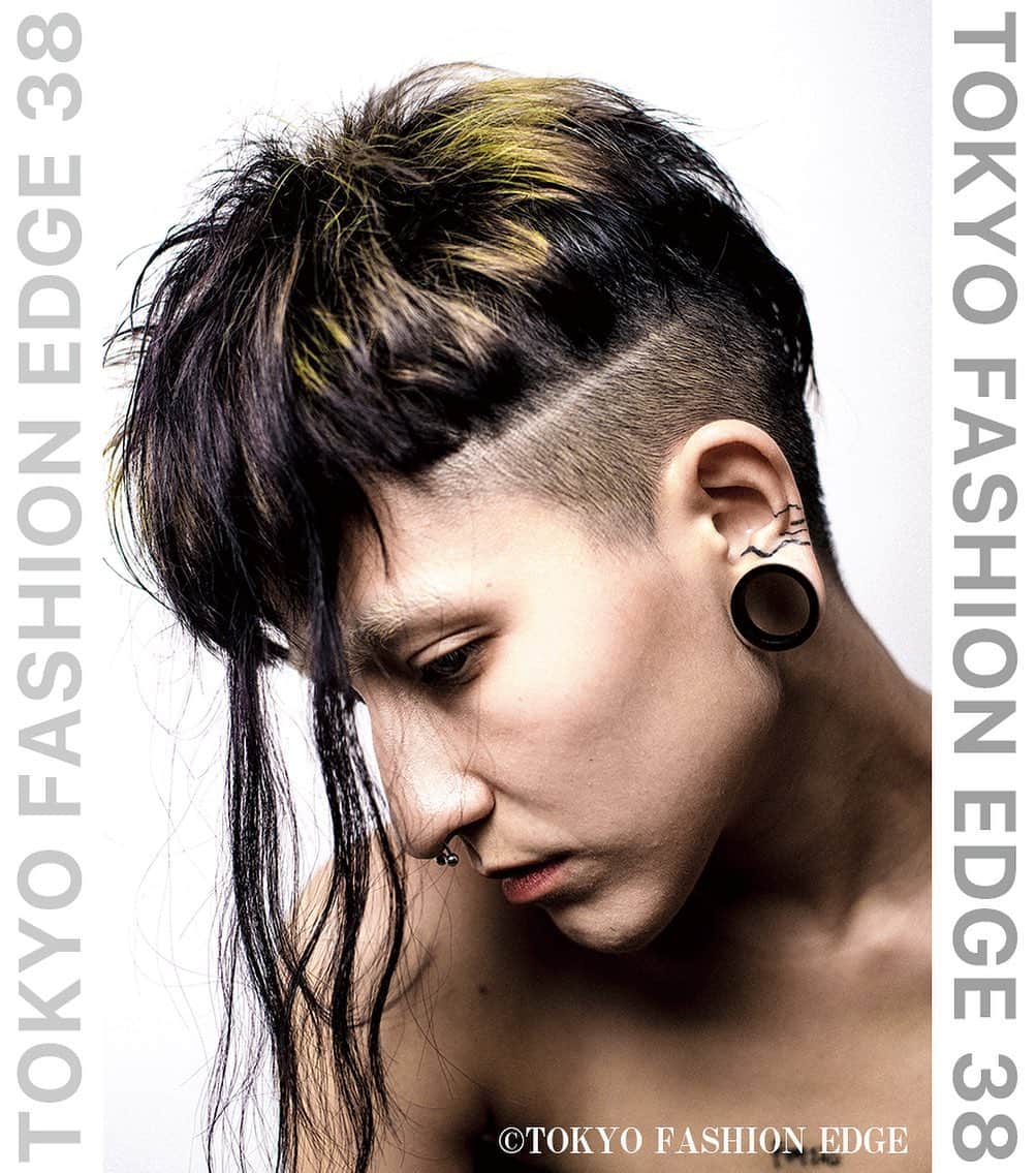 東京ファッションエッジ／プロフェッショナル東京のインスタグラム：「TOKYO FASHION EDGE 38号に掲載の美容師様をご紹介します😆👍 安田尭広 atelier pépin（京都府） @takahiro_yasuda_works @pepin taka Hair & Make & Photo：安田尭広  #東京ファッションエッジ　#tokyofashionedge #安田尭広 #profeshionaltokyo #クリエイティブヘア #creative #クリエイティブヘアスタイリスト #creativehairstylist #hair #ヘアスタイル #hairstyle #ヘアカラー #haircolor #メイク #make #makeup #ファッション #fashion #美容師 #ヘアスタイリスト #hairstylist #hairstylistjapan #美容学生 #modermsalon #colorsync #hairtransformation #hairinspo #hairofinstagram #美容学生と繋がりたい #fashionista」
