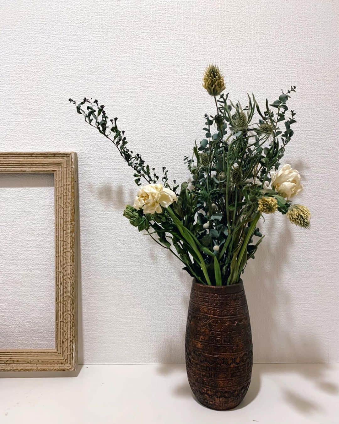 Shiho Sasakiのインスタグラム：「この土日もお家時間🏠 お昼のinsta live観て頂いた方もありがとうございました🙏 写真は、結婚祝いにMOUSSYチームにもらったお花をドライフラワーにしたもの💐 もらったその日のうちに花束を1本ずつバラして、風通しの良いところに吊るしてたら綺麗に出来た✌️ #stayhome」