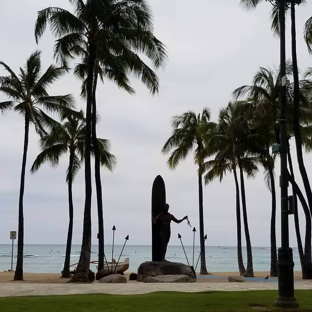 瀬川慶のインスタグラム：「Haven't seen Duke being alone for long time. Quite Waikiki is getting familiar. お一人様のDuke像は珍しい。静けさも定着しつつあるワイキキです。  #hawaii #aloha #waikiki #kalakauaave #dukestatuewaikiki #stayhomeorder #covid_19hawaii #supportlocal #ハワイ#アロハ #ワイキキ　#デューク像 　#外出禁止令 #カラカウア通り」