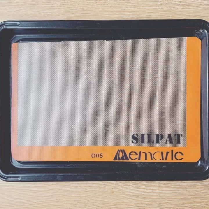 のインスタグラム：「⠀ 今日は初めてシュークリームを作ってみた。毎週末お家で作る物を考える時間が楽しくなってきた。⠀ ⠀ 右はクッキー生地乗せたシュークリーム。中身はバニラビーンズ入りカスタードと生クリームのダブルクリームタップリと☻  次の週末は何作ろう？⠀ ⠀ #シュークリーム #桃子の手作り #cream puff #stayhome #homemade #sweets #双子の甥っ子達ペロリ #お菓子作り #food #instagood」