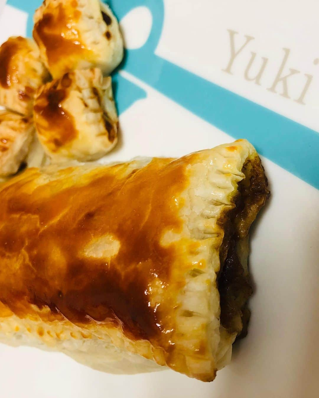 佐藤由季さんのインスタグラム写真 - (佐藤由季Instagram)「#カレーパイ を作りました🍛 用意するものは… ・レトルトカレー ・パイシート (卵黄は綺麗な焦げ目を作りたかったら) 以上！！簡単🤣🤣🤣 #さとモグタイム 配信で 意外にも一口サイズが人気で 盛り上がったので（笑） いつか本当に販売したいなぁ〜😍 どなたか実現させてくれませんか？？笑 #カレーアレンジ  #ご当地カレー  #岡山  #白桃ピオーネカレー  #フルーツカレー はおやつにもぴったり👍 #お皿 は友人の手作り #お気に入り  #一口カレーパイ  #販売希望 🙋‍♀️笑 #カレーマイスター  #フリーアナウンサー  #佐藤由季  #おうち時間  #インスタライブ  #お付き合い下さりありがとうございました」4月5日 19時19分 - yukisato0710