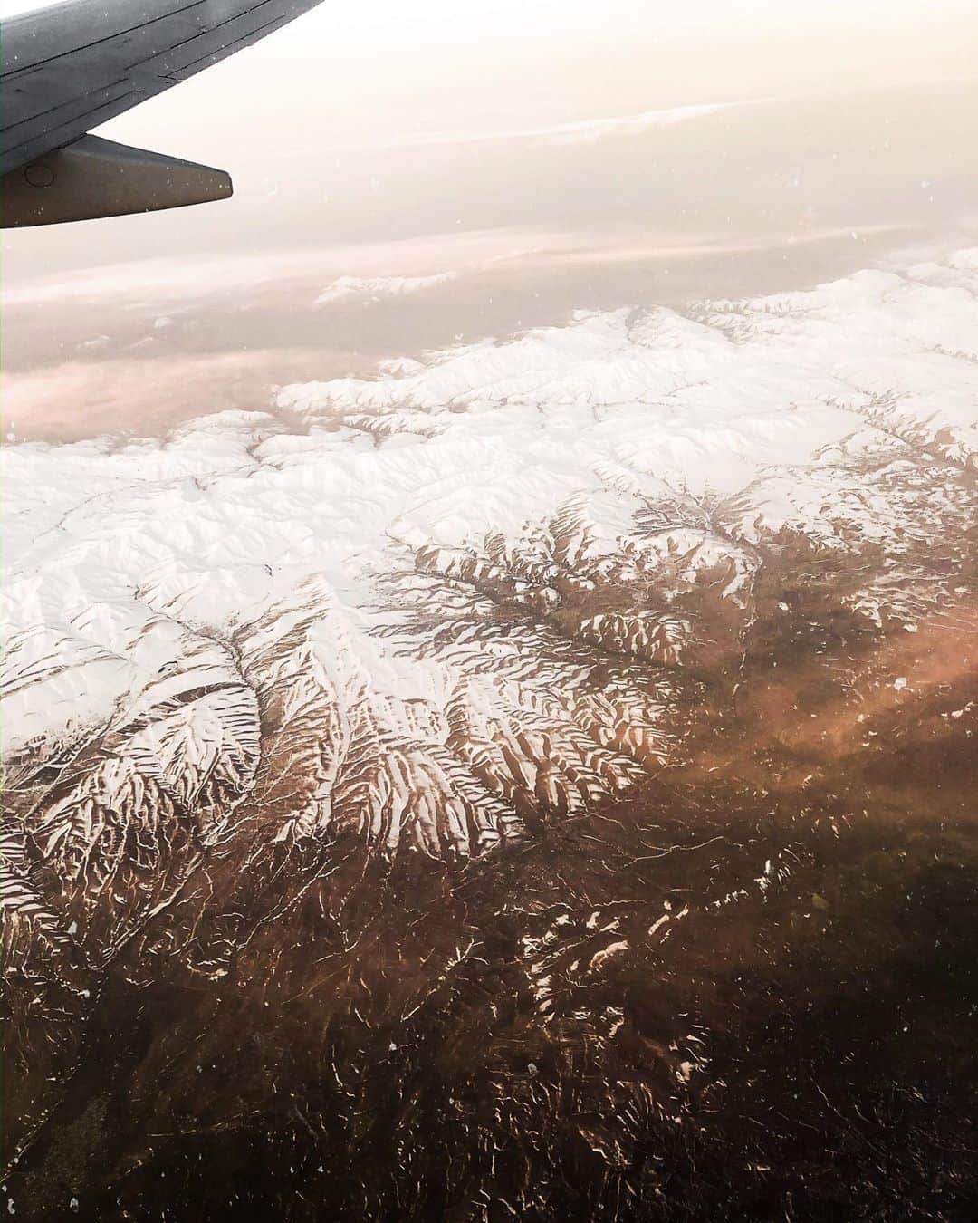 Anna Nyströmのインスタグラム：「Laying in bed and looking at old photos in my phone 🤎 Found this photo of the view on my way to Dubai, isn’t beautiful? ☁️」