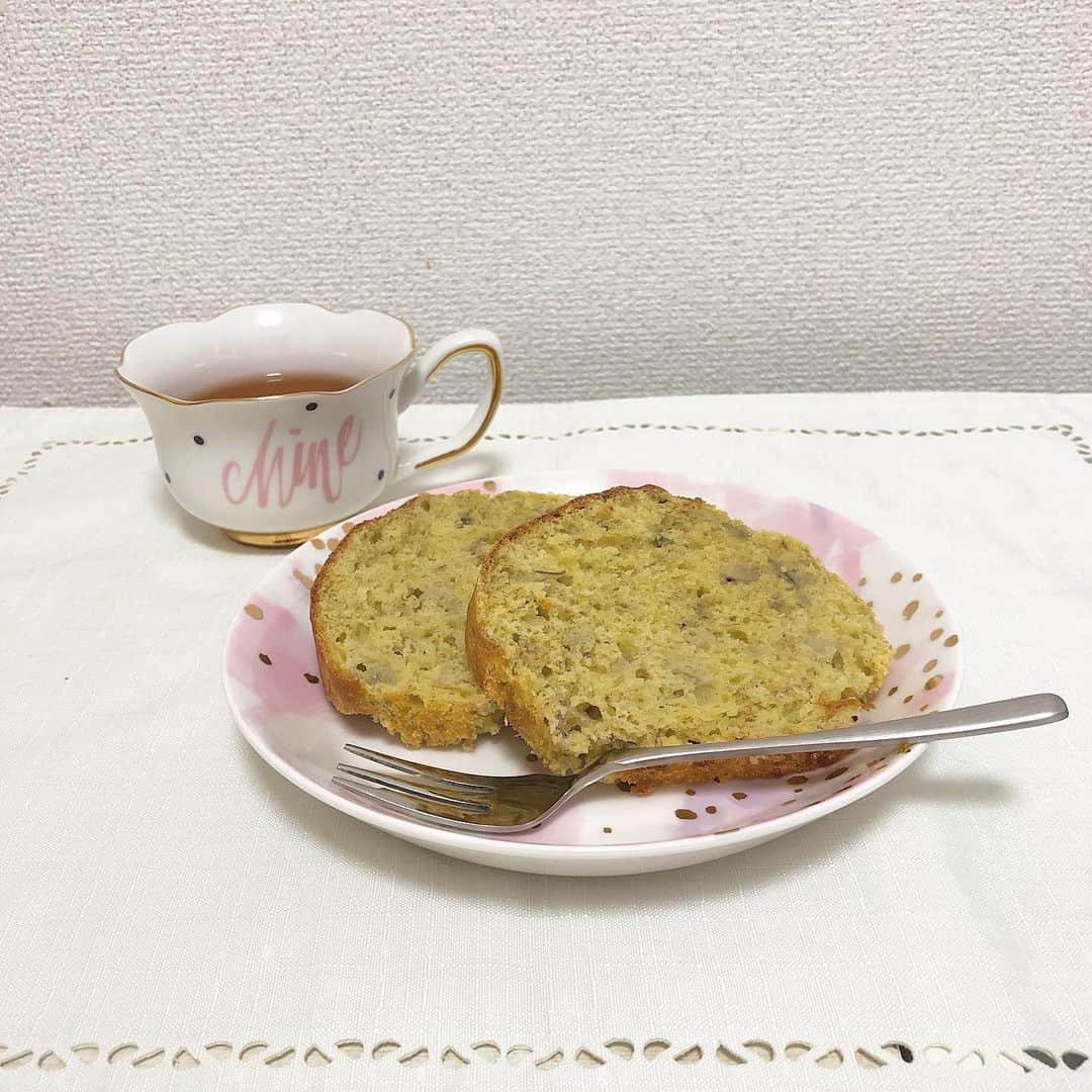 篠崎彩奈さんのインスタグラム写真 - (篠崎彩奈Instagram)「_ おうちcooking🍴 バナナパウンドケーキを作りました。 ホットケーキミックスって 簡単にお菓子作れてすごい🍌 最近、料理も好きだけどお菓子作りにもハマりそう でもさ、お家にいるわけで、、 食べて寝て食べて寝て、、、🐖oh... #stayhome #バナナパウンドケーキ #おうちカフェ」4月5日 19時49分 - ayana.s_official