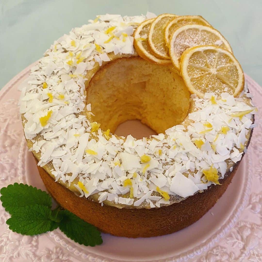 のインスタグラム：「レモンのシフォンケーキ🍋 ホワイトチョコがけ。  #stayhome」