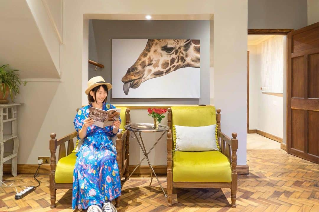 詩歩さんのインスタグラム写真 - (詩歩Instagram)「#エアー海外旅行 🇰🇪﻿ ﻿ The stay videos about world popular hotel #GiraffeManor ,Kenya have been uploaded on my Youtube! Room? I’m talking about plenty of what we learned from staying. Please look at the URL on my bio☺ Looking forward to your comments.🙌﻿ ﻿ 🦒🇰🇪﻿ ﻿ Youtubeで公開したキリンがいる人気ホテル #ジラフマナー 滞在動画、再生回数が1000回を超えました！﻿ ご覧いただいたみなさん、コメントくれたみなさん、ありがとうございます☺♡﻿ ﻿ いまのところYoutubeはすべてのコメントに返信させてもらってるので、ぜひ感想や質問などコメントいただけたら嬉しいです♪﻿ （インスタのDMはほぼ見ていません🙇）﻿ ﻿ 動画の中では、この写真のように、キリン以外にも「お部屋」「食事」「スタッフはどんな人？」など、滞在中に見たこと感じたものなどいろいろご紹介しています🌱﻿ ﻿ また見てないよ〜という方や、Youtubeの見方が分からないという方は、﻿ ﻿ ぜひYoutubeから「詩歩の絶景チャンネル」で検索﻿ or﻿ プロフィール欄のURLから見てね🎬﻿ ﻿ https://youtu.be/ghCMeB5ZyfM﻿ ﻿ ﻿ さて、今週のYoutube動画は何の動画にしようかな🤔✨﻿ ﻿ ﻿ 📷Aug 2019 #shiho_kenya﻿ 📍ジラフマナー／ケニア﻿ 📍Giraffe Manor／Kenya﻿ ﻿ ﻿ ©Shiho/詩歩﻿ ﻿」4月5日 19時46分 - shiho_zekkei