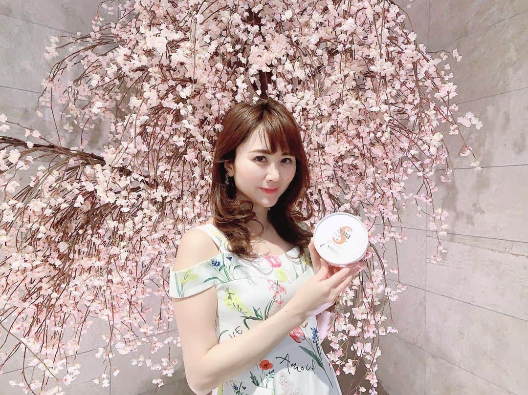Miku Hirata 平田未来さんのインスタグラム写真 - (Miku Hirata 平田未来Instagram)「桜も散り始めましたね🌸 少しでもみるとラッキーと思いつつ過ごしています😊  最近の私のケアをご紹介いたします！ 「HAS ストレッチiシート」です💕  目元や口元に使っています✨ お風呂上がりや洗顔後、いつものスキンケアの後に使っています😊  パックのように、10分くらい放置します✨  #アットコスメ 1位獲得を記念したプレゼントキャンペーンを開催しています✨  スパトリートメントの公式アカウント(@spatreatment.jp )をフォロー&キャンペーン対象投稿にいいね!すると、HAS ストレッチiシート現品が当たります💕  この機会に、ぜひ参加してみてくださいね✨ ※動画はサイズが大きくなりすみません🙇‍♀️ストーリーでも流します😊💕 * * #HASストレッチiシート #フェイスマスク #スパトリートメント #スパトリ #spatreatement #PR  #フェイスパック #目元ケア #ほうれい線#スキンケア #スキンケア紹介 #保湿ケア #美肌ケア #毎日ケア #おこもり美容 #自宅美容 #おうちケア」4月5日 19時57分 - miku.hirata