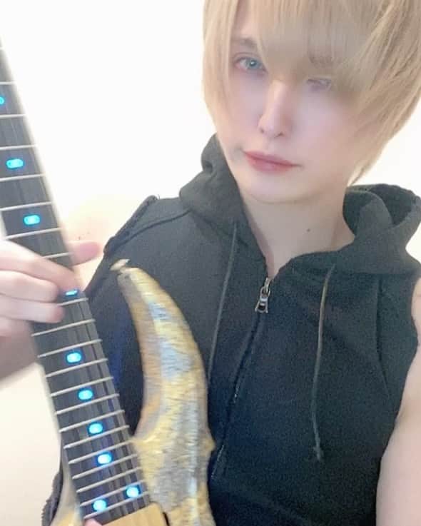 MiA のインスタグラム：「昨日のSHINさんとの紅蓮華ギターめちゃくちゃ重ねててメインはこんな感じで弾いてます。」