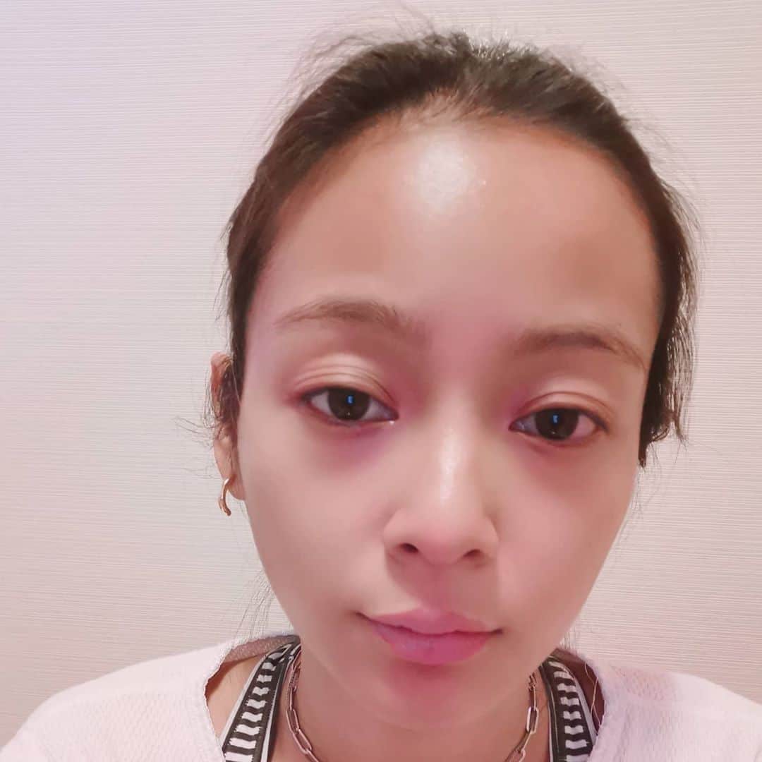 脇田恵子のインスタグラム：「Stay home しすぎてネットばかり見てたら こんな顔になってしまいました🥺笑 何回見ても暗い顔してる😂😂これが現実ですw  話は変わりますが、 そろそろ自然にこもろうかなと 本気で考えて今土地見てますが中々難しいです現実は😂。 畑耕して生活が憧れ始めた私なんですが ご一緒したいって皆様いらっしゃったら お力添え頂けないでしょうか🥺。 食べ物さえ作れるようになったら困ったときは助けられるし実りある物が近くにある環境って素敵ですよね。大変なのはなんとなくしかわからないですが🤔。」