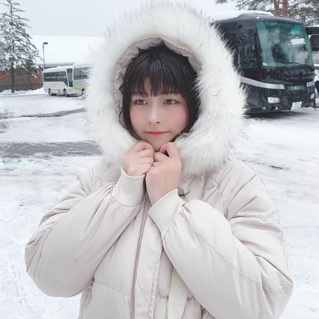 ちとせよしのさんのインスタグラム写真 - (ちとせよしのInstagram)「今日は軽井沢旅行行った時の写真！☃ アイスクライマーみたい‪( ˘ᵕ˘ ).｡oO(ｽﾏﾌﾞﾗ…)‬ ･ ･ ･ #selfie #snow #karuizawa  #セルフィー #雪 #雪景色 #軽井沢 #ダウンジャケット」4月5日 20時14分 - chitose_yoshino