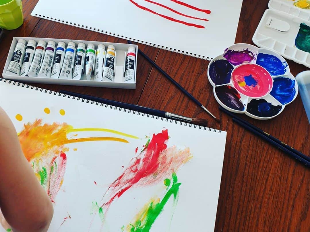 高萩洋次郎のインスタグラム：「お絵かき  4枚目、もはやどこに絵を描いてるのかわからない🤣  最後は顔にまで絵の具塗ってた😅  #ステイホーム  #お絵かき  #天才画伯  #おうち時間」
