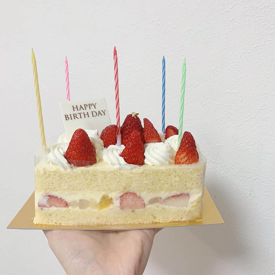 廣川奈々聖のインスタグラム：「゜𓂃🧁♡﻿ ﻿ ﻿ こんなときなので﻿ テンションあがる食べ物の写真を(｡・‧̫・｡)﻿ ﻿ ﻿ わーすた5才のお祝いケーキです ﻿ ﻿ ﻿1週間前にママが買ってきた🦙💭 ﻿ ﻿ #5thbirthday #おうちスイーツ」