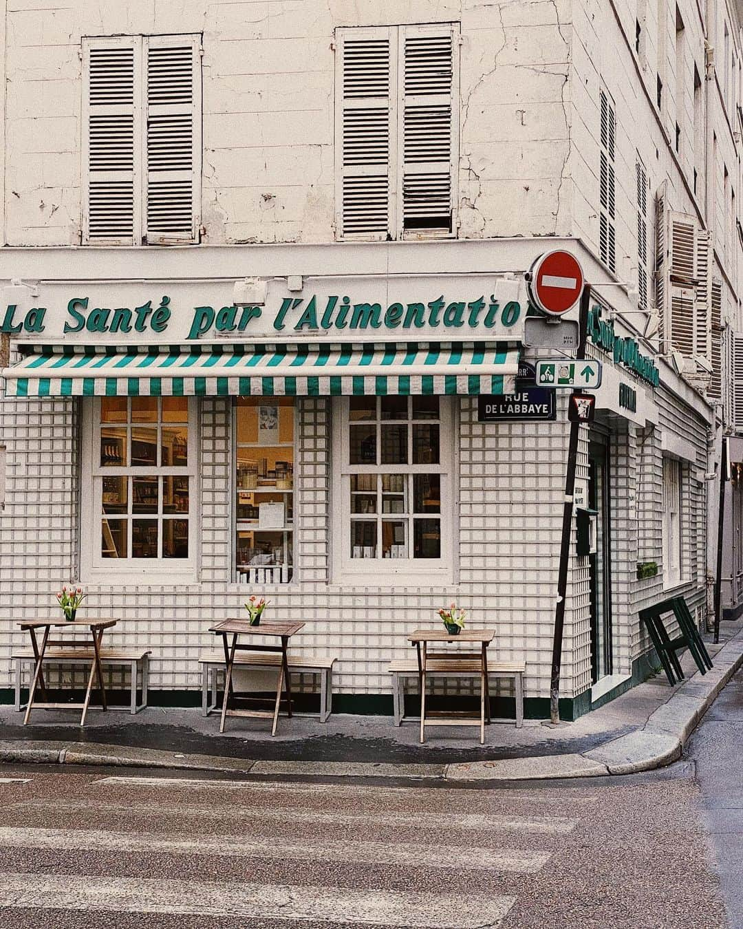 Lyloutteのインスタグラム：「~ Balade quelques jours avant le confinement pour commander des rideaux 😁 Je trouvais cette façade bien mignonne... voilà c'est tout 💁🏼‍♀️ Bonne journée ! { #paris #saintgermaindespres」