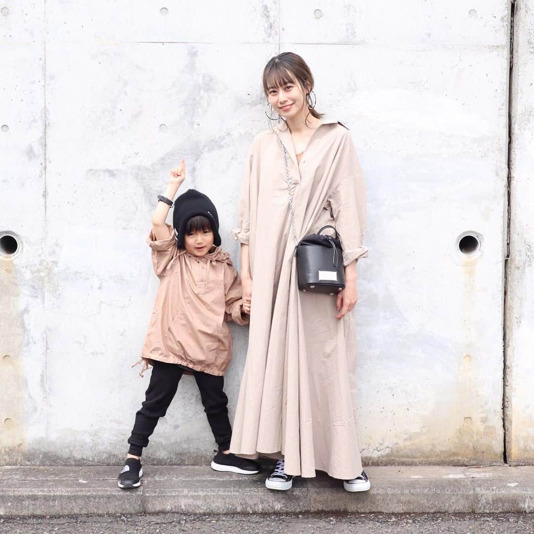 のインスタグラム：「ふたりとも全身antiqua( @antiquaantiqua )のお洋服˚✧₊⁎⁺˳✧༚ . 👩🏻 ✔︎スキッパーシャツワンピ . 👦🏻 ✔︎フード付きプルオーバー ✔︎ワッフルレギンス . ベージュ×ブラック👩🏻👦🏻🤎わたしのこのボリュームあるたっぷりドレープのワンピース、すごく好み🥺 . . #おやこーで #親子コーデ #ママコーデ  #데일리록 #옷스타그램 #코디 #오오티디  #親子リンクコーデ #antiqua_link」