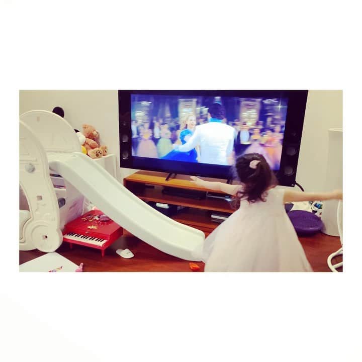 廣瀬規子のインスタグラム：「Just wanna be a princess 👸💕 ・ ・ #プリンセスになりたい #wannabeaprincess  #👸 #3歳女の子 #シンデレラ #stayhome #お家の中で楽しめること」