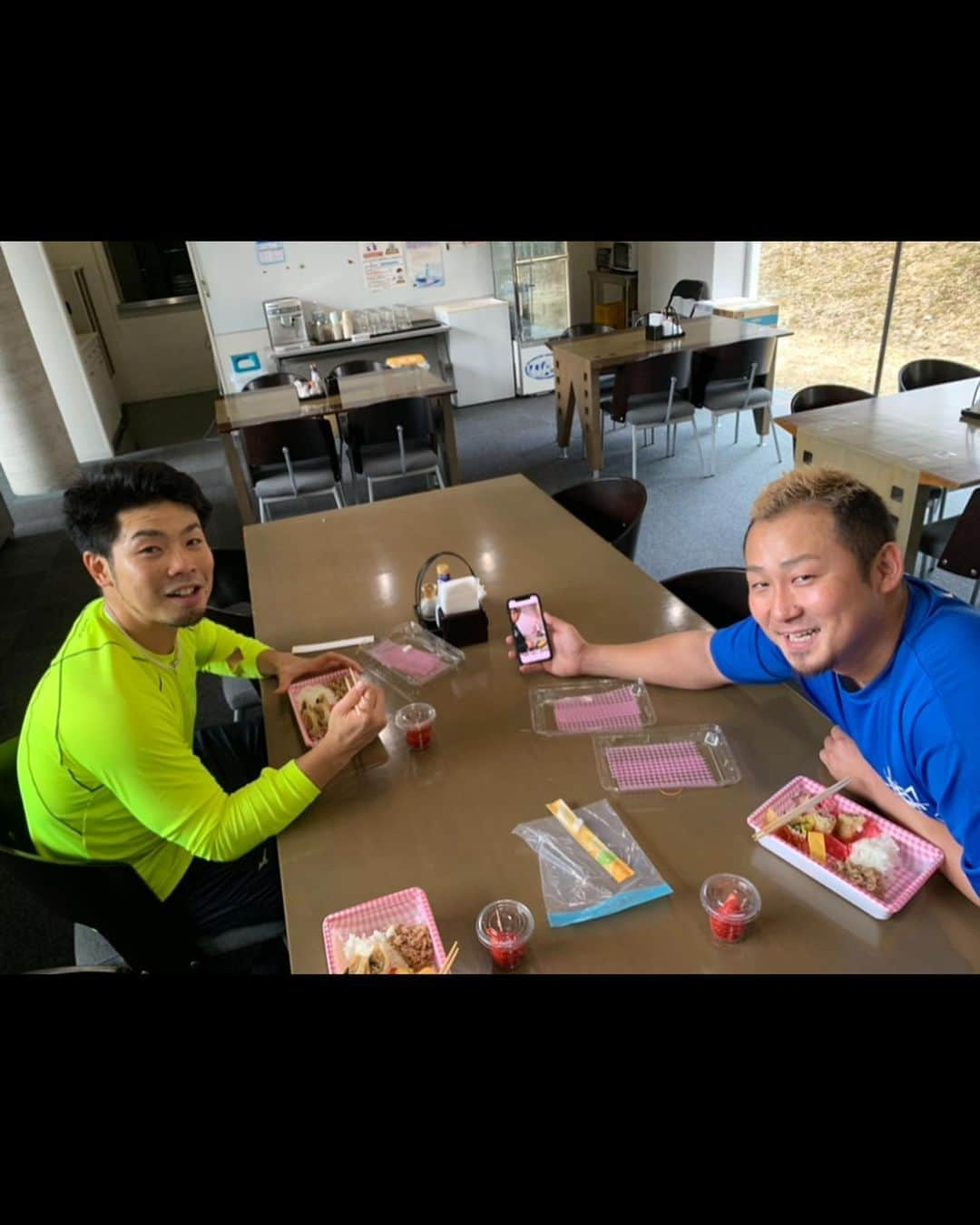 杉谷拳士さんのインスタグラム写真 - (杉谷拳士Instagram)「第3回お弁当選手権🍱 中田シェフ👩‍🍳が作ってくれました‼️ 不安な気持ちでお弁当を開けたらビックリ笑 本格的春巻き弁当‼️‼️‼️( ◠‿◠ ) こだわりの強いお弁当でした😚 美味しいかった^ - ^ . 近ちゃんに疑いをかけられ、作ってる証拠を見せる姿になんだかホッコリです🍵  #お弁当選手権 #シャツのクセが強い #リベンジしたい #何品か奥さんの入ってる #減点対象 #自分で言うところエライ #奥さんご馳走様でした #90点」4月5日 20時42分 - kenshi.02