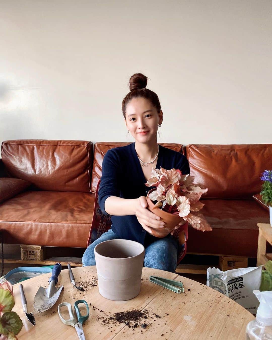 キム・ジェギョン さんのインスタグラム写真 - (キム・ジェギョン Instagram)「식목일이니까 분갈이🌿」4月5日 20時34分 - _kimjaekyung_