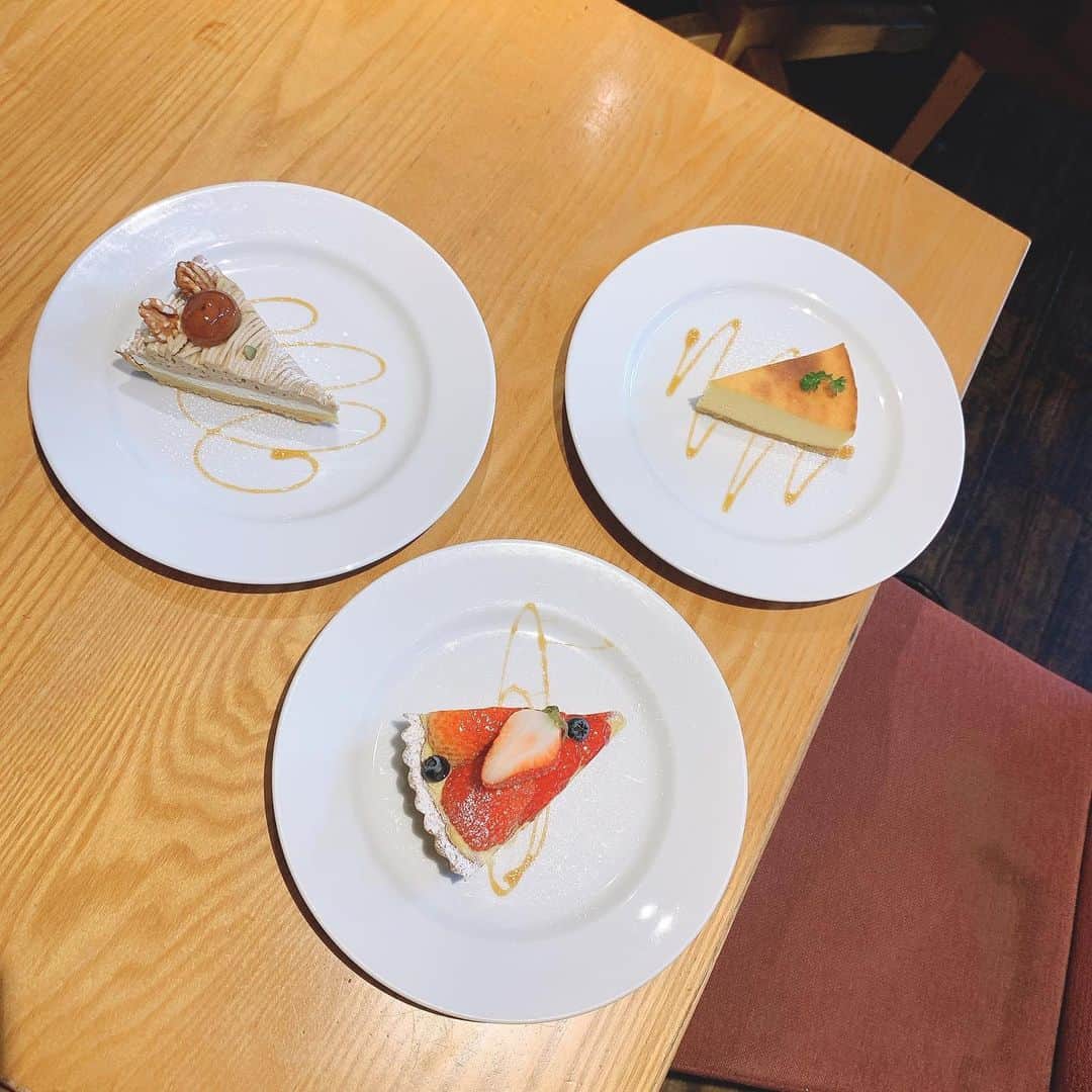 夏川愛実のインスタグラム：「﻿ ﻿ 写真なさすぎて載せてなかった写真を﻿ 投稿してくスタイル、、、🍰﻿ ﻿ 最近は鬼滅の刃にやっとハマり出して﻿ アニメと原作全部見ました、、、﻿ 今はひたすら考察見てる、、考察大好き人間。﻿ ﻿ そしてメイちゃんとひたすら語り合ってます（笑）﻿ ﻿ ﻿ #いちごタルト#ピピンカフェ﻿#鶴舞カフェ ﻿ ﻿」