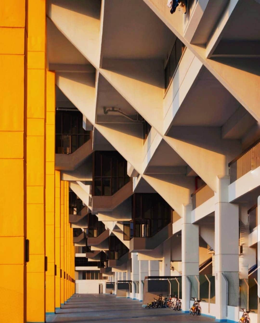 HereNowさんのインスタグラム写真 - (HereNowInstagram)「Photogenic 1970's building Golden Mile Complex is definitely a must visit in Singapore! Recommended  by @awfoo. Picture by @therubbishbox. . . . #herenowcity #wonderfulplaces #beautifuldestinations #travelholic #travelawesome #traveladdict #igtravel #livefolk #instapassport #optoutside #Singapore #visitsingapore  #シンガポール #싱가포르 #싱가포르여행 #싱가폴 #新加坡 #goldenmilecomplex」4月5日 20時57分 - herenowcity