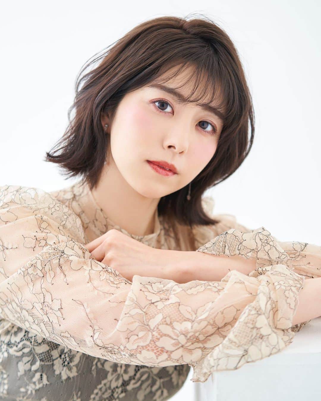のインスタグラム：「. 大好きな皆さんと作品作りしました🌹 (撮影は1ヶ月程前です)  プロの魔法で変身させてもらって、 撮影もとーっても楽しかったです☺️ . ph @takuyaiioka  hm @__.i82  st @_fumi1103_」