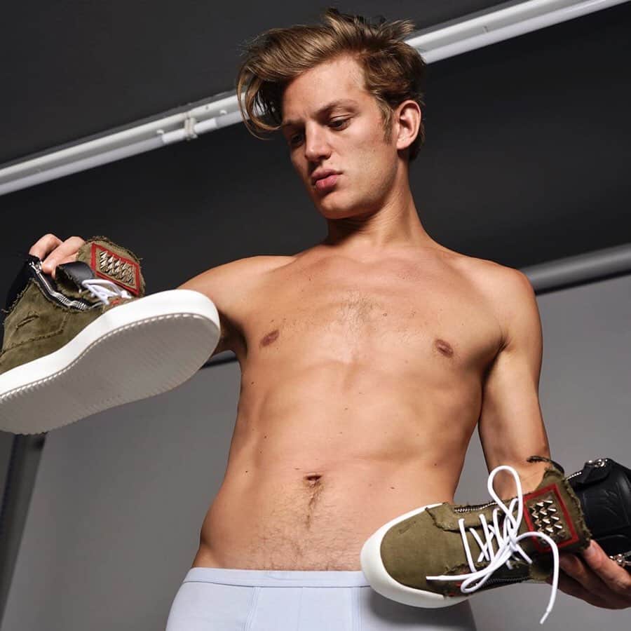 セバスティアン・ソーブのインスタグラム：「Shoe me the money 👟 - @mientuscom」
