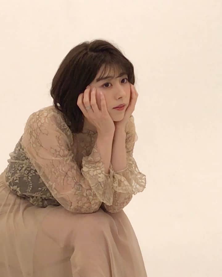 のインスタグラム：「オフショットムービーも🌸 メイク菅井さんが沢山撮ってくれました☺︎ . 連続投稿失礼しました🙏 もう1つの作品は普段とかなーり 雰囲気違うので載せるのどきどき。。 . #作品撮り #動画」