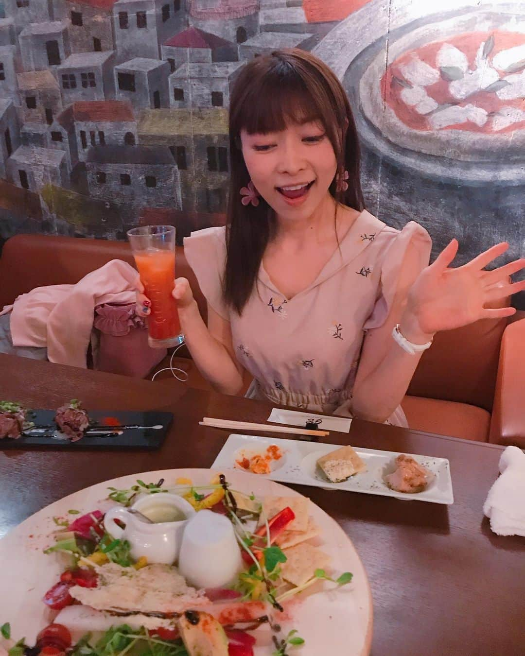 DJ MIYAさんのインスタグラム写真 - (DJ MIYAInstagram)「やっほ～ぉお♪❤️今夜は東京郊外の、立川へ「肉バル酒場GB 立川南口店」に行ってきましたぁ☆彡立川駅南口　徒歩2分くらい真っ直ぐ行くだけなので、超わかりやすい！❤️ @gb.tachikawa  は、UBER EATSもやってるよー！(^ ^) . . 内装&席がめっちゃ可愛いー！！❤️ .  インスタ映えメニューも豊富で楽しい～～！！女子会とかデート❤️にぴったりの造り❤️ . ◎カシスオレンジ ◎GBサラダ おおおおお〜！！すごいplate!!! 木の丸いboard風に、紅シン大根や、パプリカなどの新鮮なお野菜のサラダの盛り付けがお見事ですー！！！可愛いー！❤️ 3種類のドレッシングから選べます！❤️ . . ◎本日のチーズ  これまた美味しいカマンベールチーズ🧀。 カルーアミルクとぴったり💗 . ◎和牛の炙り寿司  ほどよく炙られた柔らかな牛肉の舌ざわりがなめらかでたまらないでーす❤️職人技が光る逸品ですね。 . ◎黒毛和牛ステーキ  3600円  なにこれ大hit!上質なお肉たっぷりー！鉄のお皿で熱々ぅー(^ ^) ◎ワタリガニのカニミソパスタ 1180円  蟹の良い香りがとても印象的で、蟹ミソ🦀もバッチリと頂けるもちもちスパゲッティー！ この食感のpasta、美味しすぎましたー！！！(o^^o) 思わず頼んだice coffeeとぴったりだったーあああ❤️ .  おしゃれなお料理の数々にお酒も美味しいです🥃 . 広い空間に、ゴージャスなsofa,それに窓側からは夜景も見えて素敵なお店ですね💗  ぜひ行ってみてね💗 .  立川 イタリアン GB で検索してね! . .  Casting By @woomy.restaurant .  ごちそうさまでした❤️❤️❤️ .  #PR #立川  #立川グルメ　#立川居酒屋　#立川駅 #イタリアン  #イタリアンバル #立川肉バル #ダイニング  #美と健康　#フィットネス女子　#インスタ映えグルメ　　#今日のメイク　#今日のコーデ　#ファッション好き #今日のファッション　#旅インスタグラマー　#インフルエンサー #インスタグラマー　#グルメ女子　#今日のディナー　#居酒屋 　#ファッショニスタ　#居酒屋さん　#グルメブロガー #ブロガー　#グルメ好き　#旅好き女子 #イタリアンダイニング #女子会コーデ」4月5日 21時17分 - dj_miya