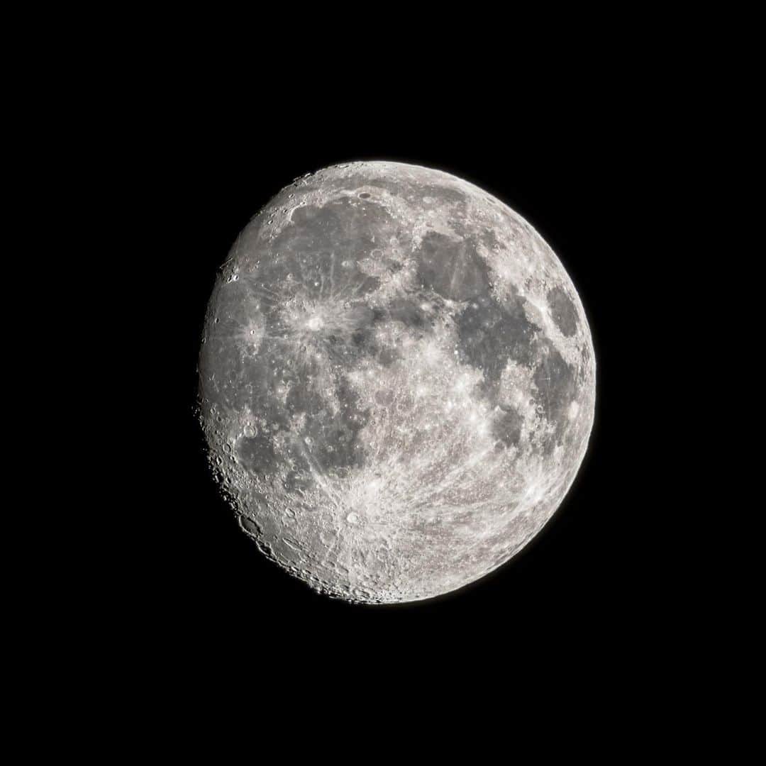 KAGAYAさんのインスタグラム写真 - (KAGAYAInstagram)「空をご覧ください。 満月に次いで美しいといわれる十三夜月が天高く輝いています。 （写真は今望遠鏡を使って撮影したものです） 今日もお疲れさまでした。 #moon」4月5日 21時14分 - kagaya11949
