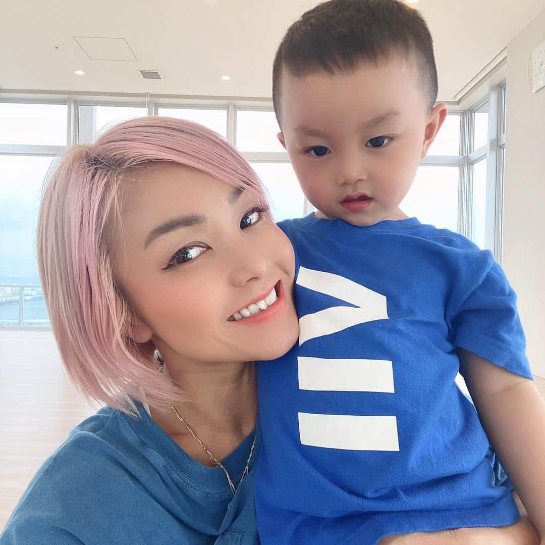 Nazukiのインスタグラム：「STAY HOME🏡🥰 みなさんはどんなお家の過ごした方してますか？？✨ 今週からオンラインレッスン始まりましたが、楽しい❤️ こんな時こそ思考変えればなんでもできる👍  今月のNazukiレッスンは全てオンラインレッスンになります🙏  詳細はストーリーでもアップしていくので是非オンラインダンスレッスン参加してリフレッシュ ください💜💜. 少しでもダンスを通して私を通して元気になりますように💖💖 .  #myhome #stayhome #dance #dancer #online #dancelesson  #danceonline #ダンスオンライ #オンラインレッスン　#ダンサー　#ダンス　#ダンスレッスン　 #nazuki #nazuki塾」