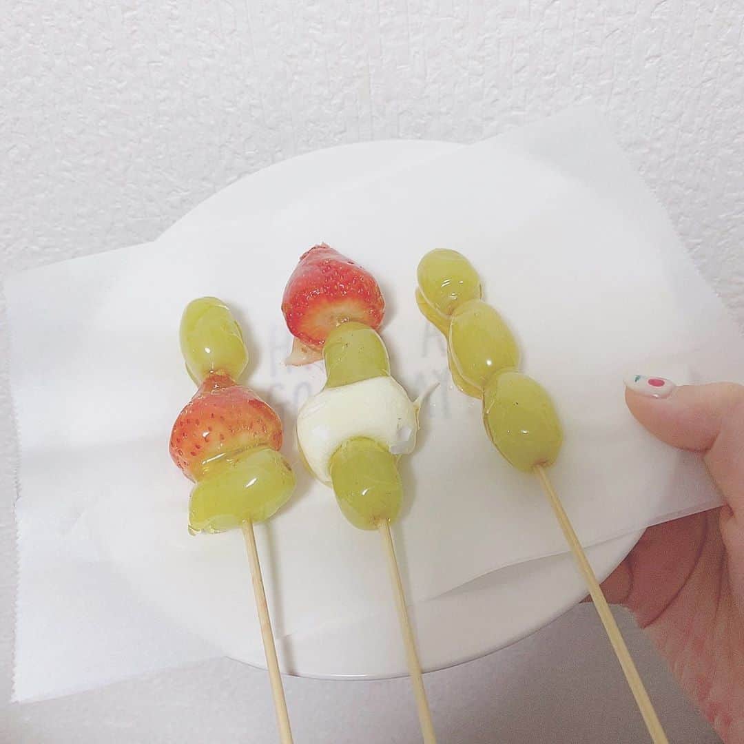 千葉恵里さんのインスタグラム写真 - (千葉恵里Instagram)「いちご飴作るのだけはプロ😏」4月5日 21時24分 - eriierii_1027