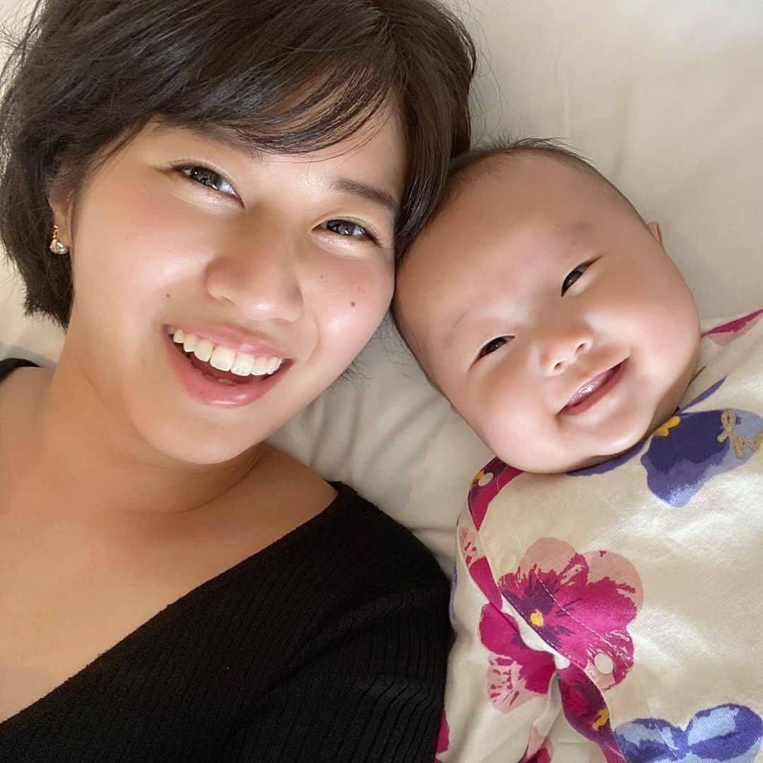 西村まおのインスタグラム：「最近とってもよく笑うようになりました👶 昼間起きてる時間も増えたし✨ おしゃべりもたくさんするよ！  娘のお洋服は お友達からの出産祝い🎁 @hakofficial @hakkakids  かわいい❤️ ・ ・ #おうち時間 #まったり #赤ちゃんのいる暮らし #女の子ママ #hakkababy #ベビー服 #ベビーコーデ」