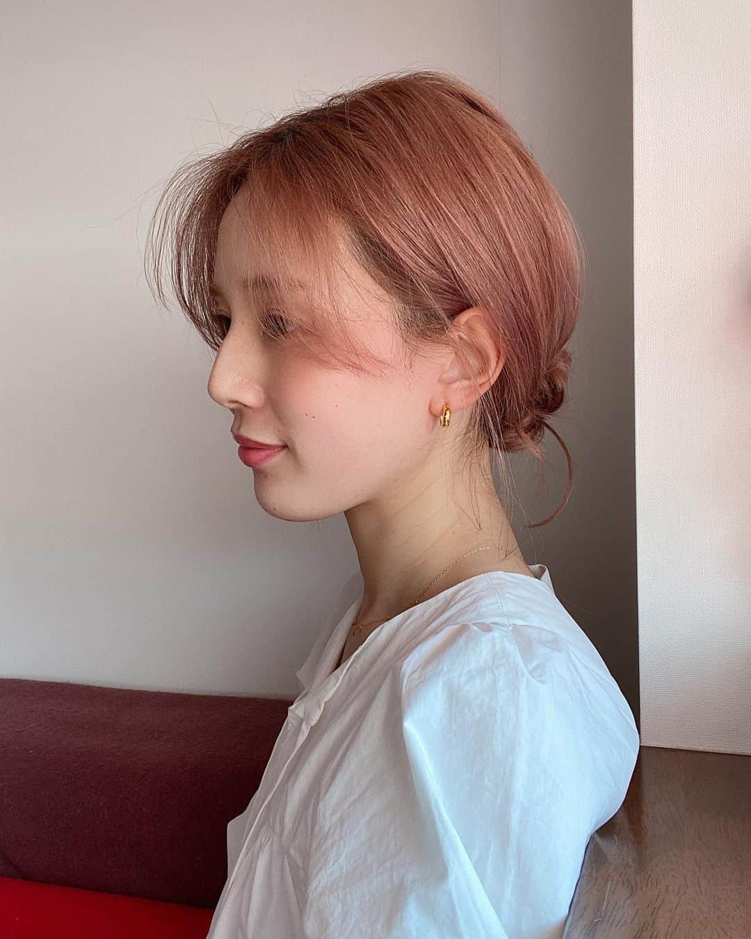 目見田早弥子のインスタグラム：「| 🌸🌸🌸 ひとつまえの投稿のNARSのオイルティント、つけてます◯ ⠀ ピアスは最近getした @gray____accessories のもの。 フープピアスは何個あっても使えるし 逆にこれひとつでどんな服装にも合うので好きです🤍」
