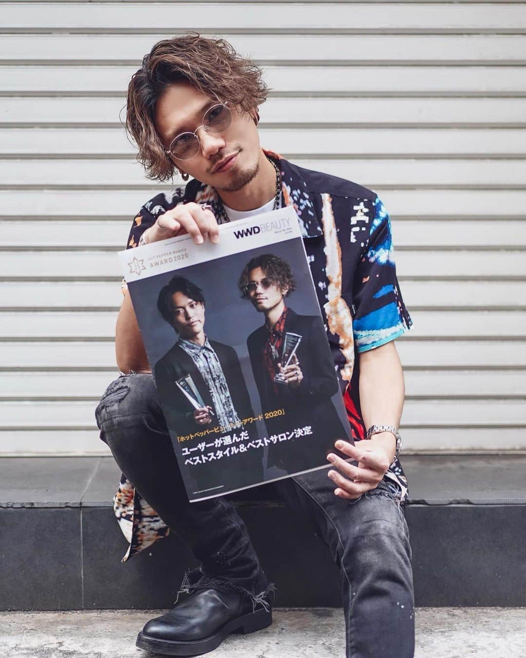 のインスタグラム：「. ❤️WWD BEAUTY❤️ 人生初の表紙になりました📘🔥 2連覇目指して、また1から積み上げていきます😎 . #wwdbeauty#日本一 #hotpepperbeautyaward #OCEANTOKYOWEST #オーシャントーキョーウエスト #出井直助」