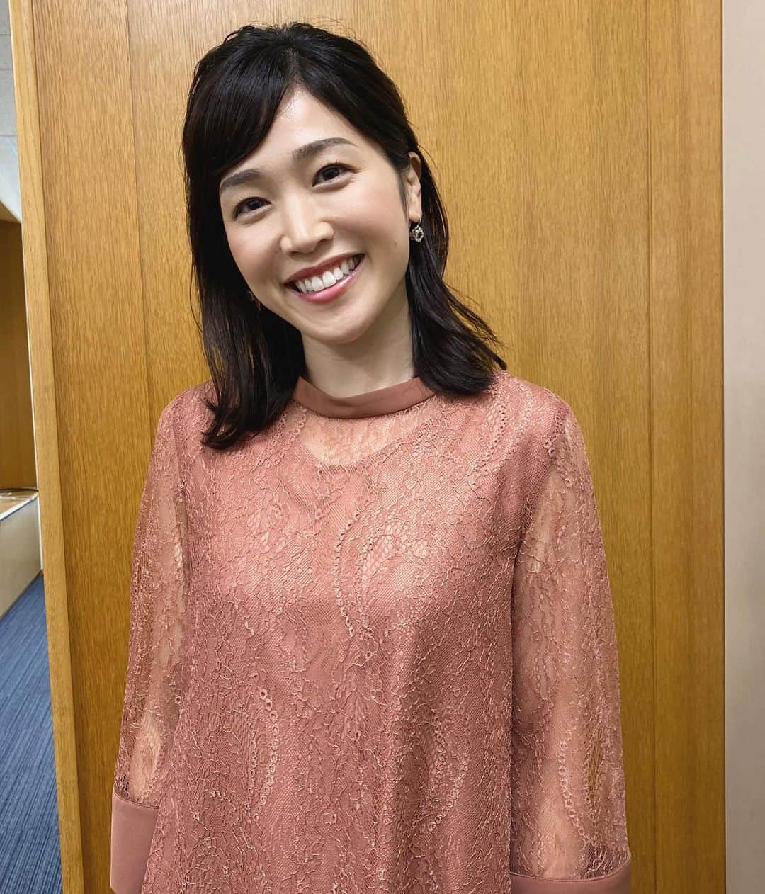 佐藤美樹さんのインスタグラム写真 - (佐藤美樹Instagram)「大阪杯デー、牝馬のワンツーには力をもらいました☺️こんな時だからこそ普段は感じない気づき、感謝や幸せがありますね♩今日もありがとうございました。 …‥・‥…━…‥・‥…━…‥ #競馬  #競馬中継  #キャスター  #大阪杯  #衣装  #ヘアメイク  #レースワンピース  #牝馬  #女の子は強い  #私も強さに憧れます #馬ってかっこいい  #そしてかわいい  #フリーアナウンサー  #女子アナ  #佐藤美樹」4月5日 21時52分 - satomiki0224