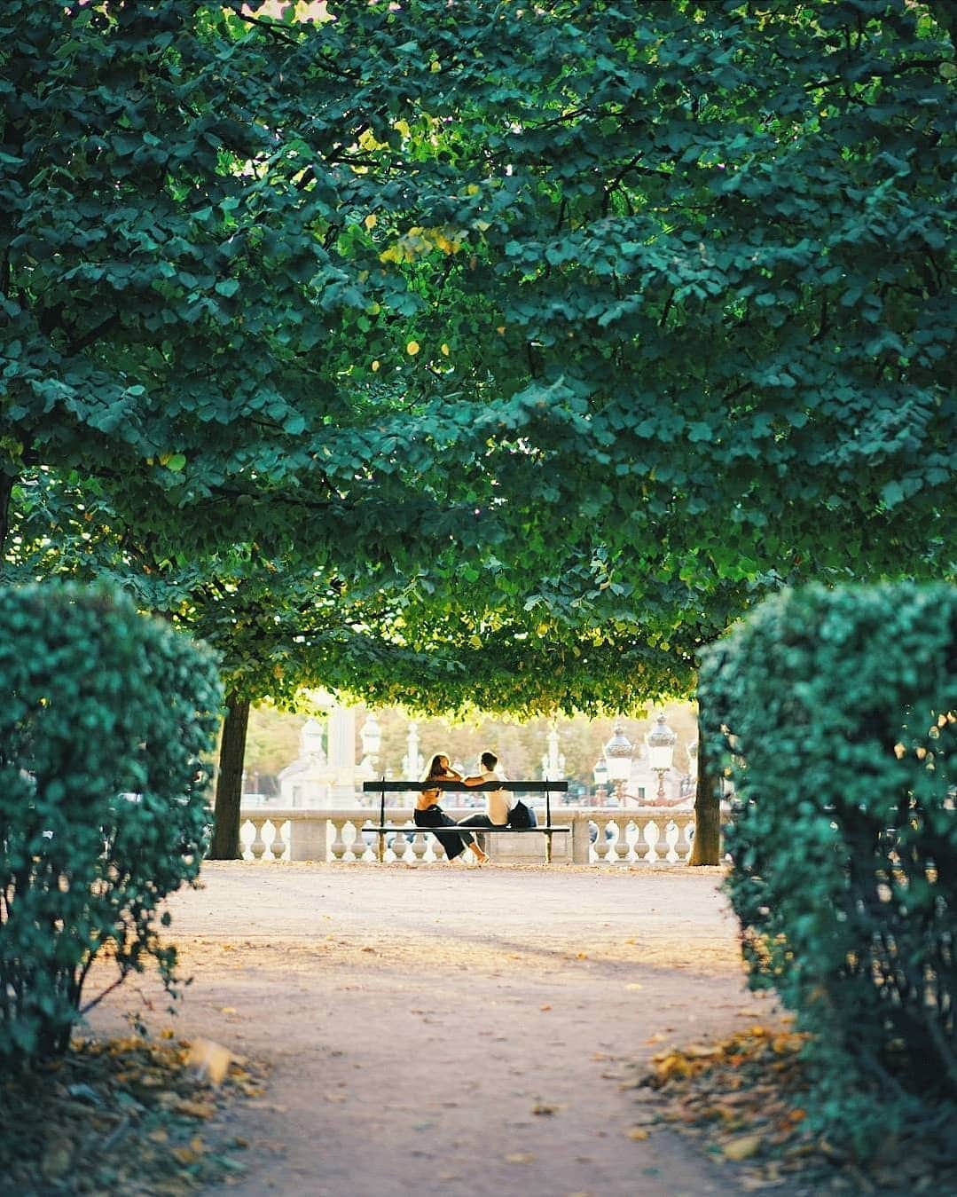 VuTheara Khamさんのインスタグラム写真 - (VuTheara KhamInstagram)「Paris and Lovers 💏 It's series of candid shots taken in Paris these last years. #stayathome」4月5日 21時51分 - vutheara