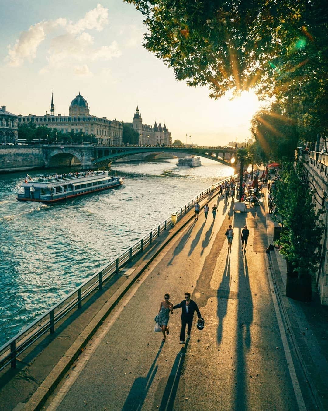 VuTheara Khamさんのインスタグラム写真 - (VuTheara KhamInstagram)「Paris and Lovers 💏 It's series of candid shots taken in Paris these last years. #stayathome」4月5日 21時51分 - vutheara
