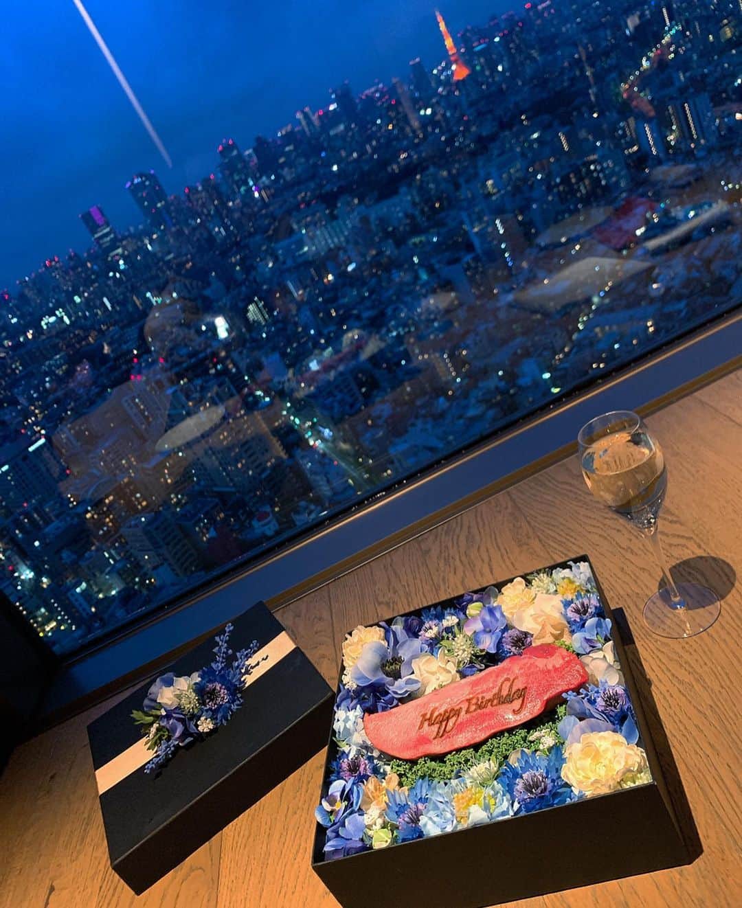 Yukaさんのインスタグラム写真 - (YukaInstagram)「The Kintan STEAK 東京タワーが見えるレストラン🌃🗼 お肉のフラワーボックスすごくてビックリした💐 料理も夜景の見える席も最高でした🥺 ごちそうさまでした🙏🏻 - コース料理でお腹いっぱいになった🥴 特にサーロインユッケ、ロッシーニバーガーとフォアグラトリュフのリゾットが激ウマだったよー😭😭😭 大満足でしたー😗😗😗 - #happybirthday#birthday#hbd#ebisu#kintansteak#thekintansteak#flowerbox#flower#誕生日#サプライズ#東京タワー#誕生日おめでとう#夜景#お肉#恵比寿#恵比寿グルメ#恵比寿ディナー#フラワーボックス#肉フラワーボックス#コース料理#ごちそうさまでした#感謝#最高」4月5日 21時44分 - loveyuka06