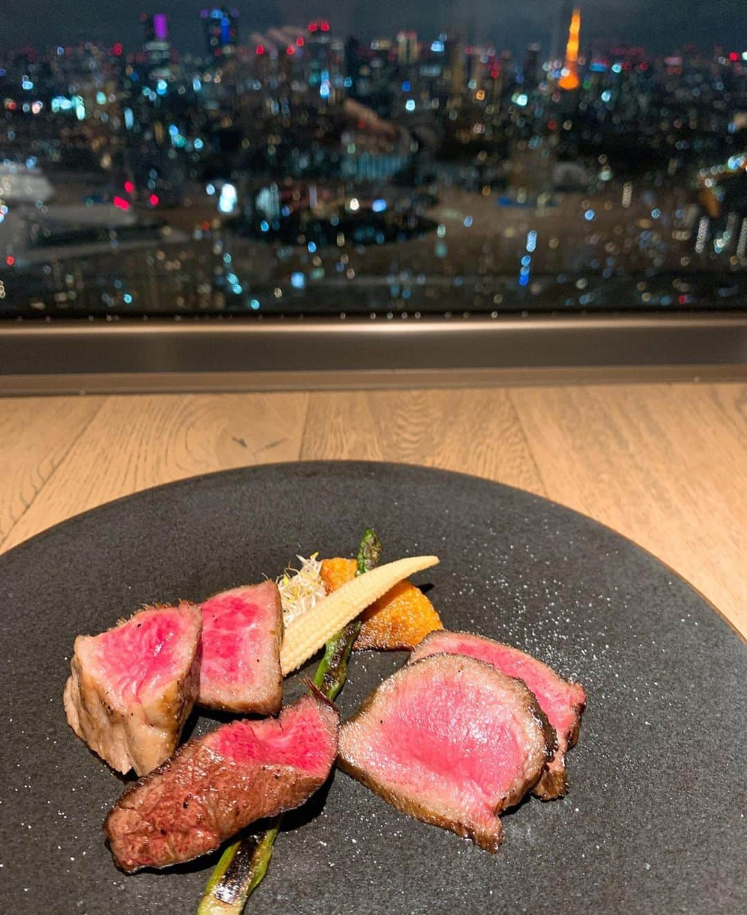 Yukaさんのインスタグラム写真 - (YukaInstagram)「The Kintan STEAK 東京タワーが見えるレストラン🌃🗼 お肉のフラワーボックスすごくてビックリした💐 料理も夜景の見える席も最高でした🥺 ごちそうさまでした🙏🏻 - コース料理でお腹いっぱいになった🥴 特にサーロインユッケ、ロッシーニバーガーとフォアグラトリュフのリゾットが激ウマだったよー😭😭😭 大満足でしたー😗😗😗 - #happybirthday#birthday#hbd#ebisu#kintansteak#thekintansteak#flowerbox#flower#誕生日#サプライズ#東京タワー#誕生日おめでとう#夜景#お肉#恵比寿#恵比寿グルメ#恵比寿ディナー#フラワーボックス#肉フラワーボックス#コース料理#ごちそうさまでした#感謝#最高」4月5日 21時44分 - loveyuka06