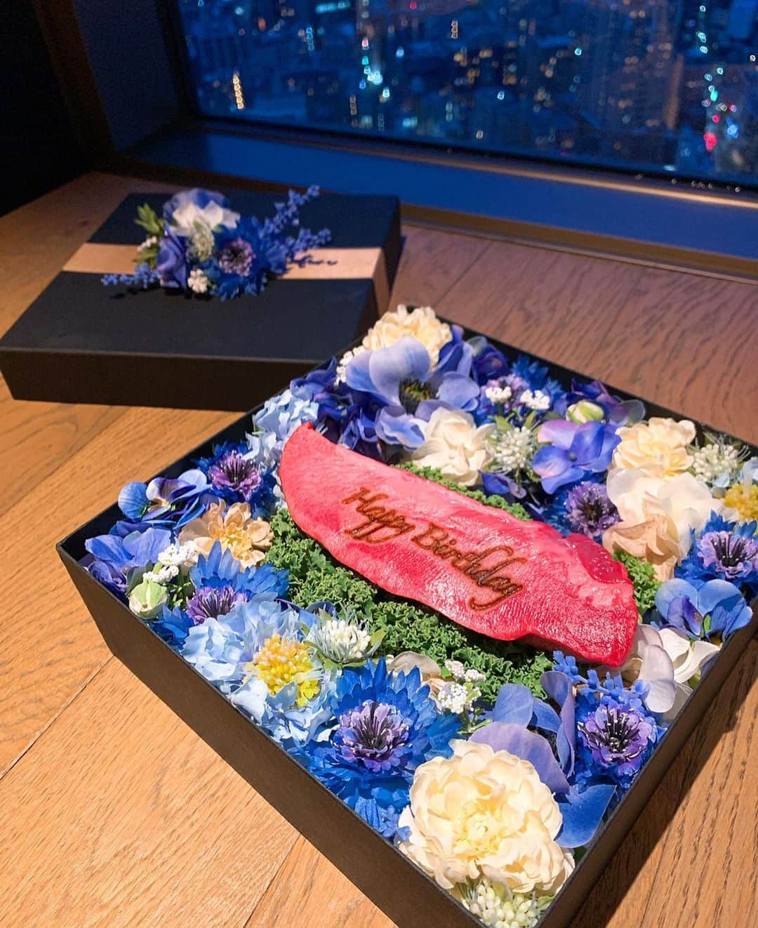 Yukaさんのインスタグラム写真 - (YukaInstagram)「The Kintan STEAK 東京タワーが見えるレストラン🌃🗼 お肉のフラワーボックスすごくてビックリした💐 料理も夜景の見える席も最高でした🥺 ごちそうさまでした🙏🏻 - コース料理でお腹いっぱいになった🥴 特にサーロインユッケ、ロッシーニバーガーとフォアグラトリュフのリゾットが激ウマだったよー😭😭😭 大満足でしたー😗😗😗 - #happybirthday#birthday#hbd#ebisu#kintansteak#thekintansteak#flowerbox#flower#誕生日#サプライズ#東京タワー#誕生日おめでとう#夜景#お肉#恵比寿#恵比寿グルメ#恵比寿ディナー#フラワーボックス#肉フラワーボックス#コース料理#ごちそうさまでした#感謝#最高」4月5日 21時44分 - loveyuka06