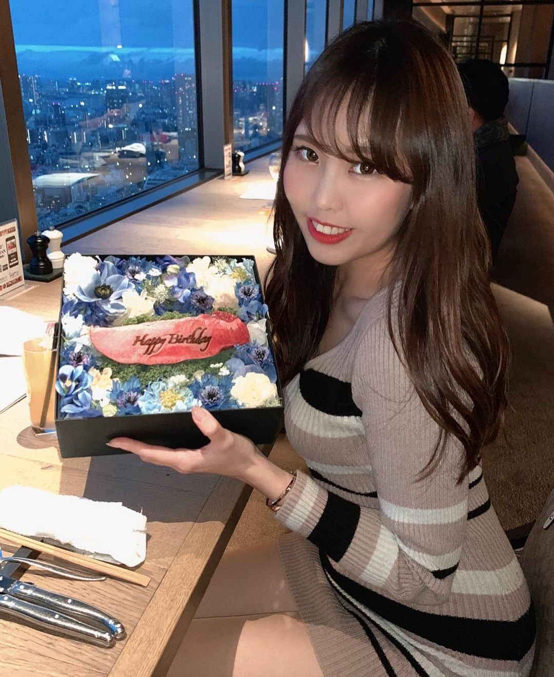 Yukaのインスタグラム：「The Kintan STEAK 東京タワーが見えるレストラン🌃🗼 お肉のフラワーボックスすごくてビックリした💐 料理も夜景の見える席も最高でした🥺 ごちそうさまでした🙏🏻 - コース料理でお腹いっぱいになった🥴 特にサーロインユッケ、ロッシーニバーガーとフォアグラトリュフのリゾットが激ウマだったよー😭😭😭 大満足でしたー😗😗😗 - #happybirthday#birthday#hbd#ebisu#kintansteak#thekintansteak#flowerbox#flower#誕生日#サプライズ#東京タワー#誕生日おめでとう#夜景#お肉#恵比寿#恵比寿グルメ#恵比寿ディナー#フラワーボックス#肉フラワーボックス#コース料理#ごちそうさまでした#感謝#最高」