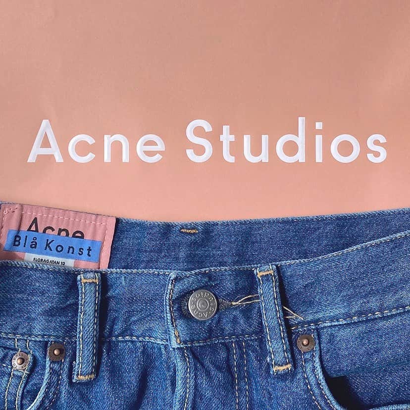 Maiさんのインスタグラム写真 - (MaiInstagram)「・ だいぶ前に届いたやつ♡ ・ #acne #acnestudios #デニムショートパンツ」4月5日 21時45分 - maimaimai1016