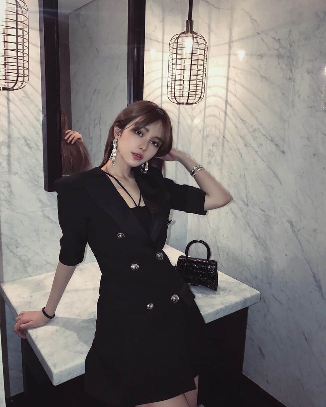 Grace Chowのインスタグラム：「今天配合耳環畫了閃閃的眼線～」