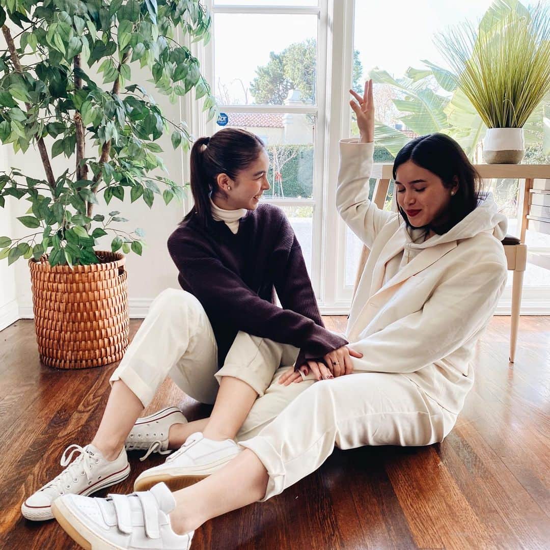 ジュリア バレットのインスタグラム：「Our hospitals are now facing a major overcrowding problem due to the rise of COVID-19 patients in the country.  To help lessen the burden on our hospitals, @danibarretto, @claudia, and I, in partnership with @wtadesignstudio, are working together to raise funds to build an Emergency Quarantine Facility.  We are trying to reach ₱600,000 to cover the following: ₱350,000 for 1 EMERGENCY QUARANTINE FACILITY -an architecturally designed facilility that will serve as quarantine location for patients who need to be isolated. ₱250,000 for Workforce Requirements to provide Meals and Personal Protective Equipments for the builders and volunteers.  Our objective is to provide an Emergency Quarantine Facilities (EQFs) for COVID-19 cases and in that way, we can also relieve hospitals from being too crowded with patients at one time.  TO DONATE, please click the link in my bio.  We thank you in advance for your generosity and kindness. #ParaMayBukas」