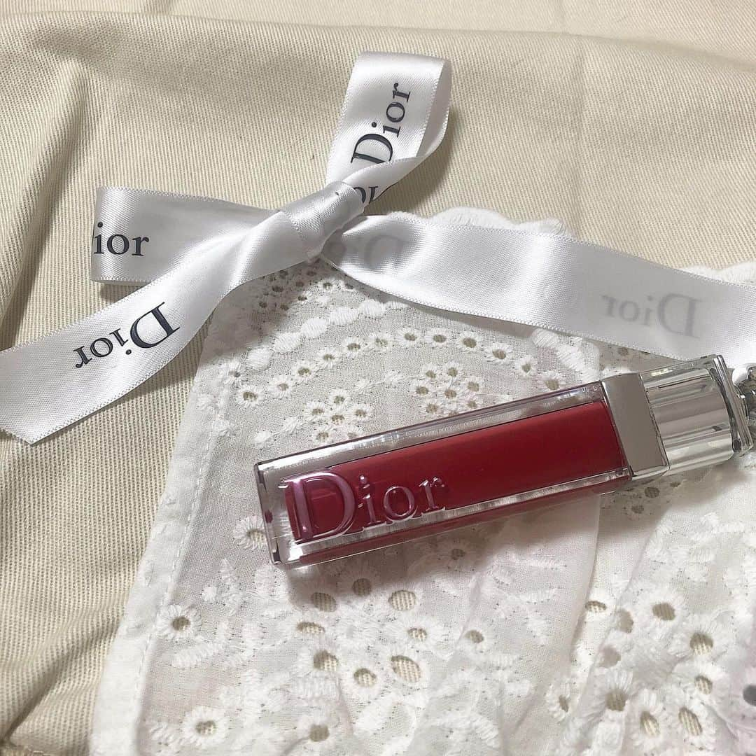 中野愛理さんのインスタグラム写真 - (中野愛理Instagram)「． ． ． new lips💄‪‪❤︎ ‬ㅤㅤㅤㅤㅤㅤㅤㅤㅤㅤㅤ Dior ADDICT STELKAR GLOSS 864番。 ガッツリ赤の高発色。 ツヤ感もでてぷるぷる唇になれる( ･ᴗ･ )✧︎ ㅤㅤㅤㅤㅤㅤㅤㅤㅤㅤㅤ 発色も香りも3150🐶💖 ． #dior #diormakeup #missdior  #lips #red #makeup #3150」4月5日 21時49分 - airi_nakano_