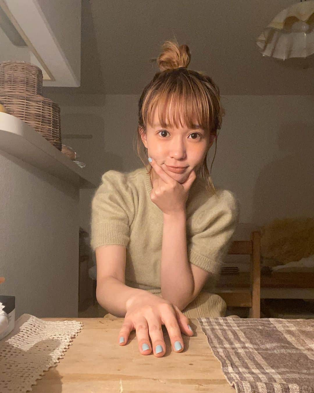 柴田紗希さんのインスタグラム写真 - (柴田紗希Instagram)「家にいようね。 最後の2枚はりんご持ったり花持ったりメガネかけたり、、、笑 . 普段、おうちの中で過ごす事が本当に少なかったんだと改めて感じています。 でも、おうちって住む場所 だもんね。 大切な空間だなと そしてこの場所だからこそ出来る事や想うこと それはすごく当たり前の掃除、洗濯、食器洗いや、ご飯を作る、 当たり前だけど人間である自分を感じさせてもらいます。 私は一人暮らしなので、対自分と向き合える時間でもあって、 自分に全く足りてないものだったり 忘れてたなぁと思うことだったり あれ、これ以外とできるのかもだったり 毎日少しずつの発見もあります。 いろいろな部分で、浄化する時間でもあるなぁと 不安な毎日が続きますが みんなと笑顔でまた会える事を想像すると嬉しくなるよ。 会えたときにはやっほー！！！って笑おうね！ それまで自分を大事に いてくれる周りの方を大事に 過ごそう！ あーあ！みんなと早く会いたい！←」4月5日 21時53分 - shibasaaki