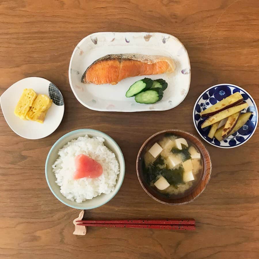 櫛引彩香のインスタグラム：「友達が手作りマスクとかタラコとかを送ってくれた😋今日はその美味しすぎるタラコを食べました。もちろん卵焼きは斎藤工（敬称略）のことを考えながら焼きました。 #おうちごはん  #ビキコのごはん  #鮭の時  #さつまいも」