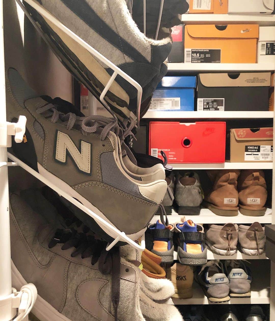 のインスタグラム：「☺︎ 外出自粛で靴棚を整理整頓 . #nike #ナイキ #loopwheeler #ループウィラー  #newbalance #ニューバランス . #片付け」