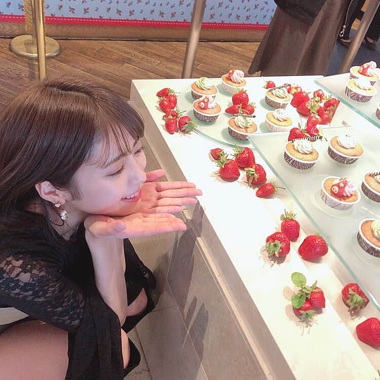 井上真由子のインスタグラム：「. じゃじゃ〜ん♪♪ . #苺 #苺スイーツ #苺ブュッフェ #strawberry #kobestrawberrycollection #kobe #少し前の画像です🙇🏻‍♀️」