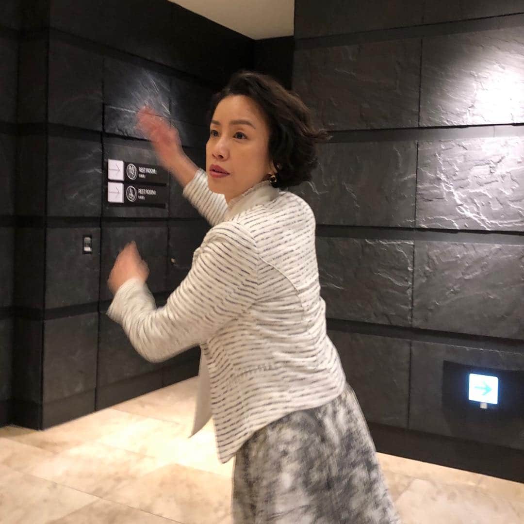 のインスタグラム：「これは、仕事中のスキップ。  公演や撮影が中止になったり延期になったり。劇場、映画館、本当に厳しいです。ミニシアターを支えるためのクラウドファンドが立ち上がったりしています。  そりゃ、泣けちゃいますよ。 いろんな不安があるよ。 無念なことがあるよ。 朝、目が覚めて、いきなり泣いちゃうことあるよ。 どうしたらいいのかなって、 わからなくなっちゃって。  関わる人達みんなが、それぞれに、たくさんの事情を抱えながら、それでも、明日へ進む。  自分に何ができるか、考えながら、 再び歩き始める日の準備をするしかない。  メメントモリを思いながら過ごします。 😁😁😁」